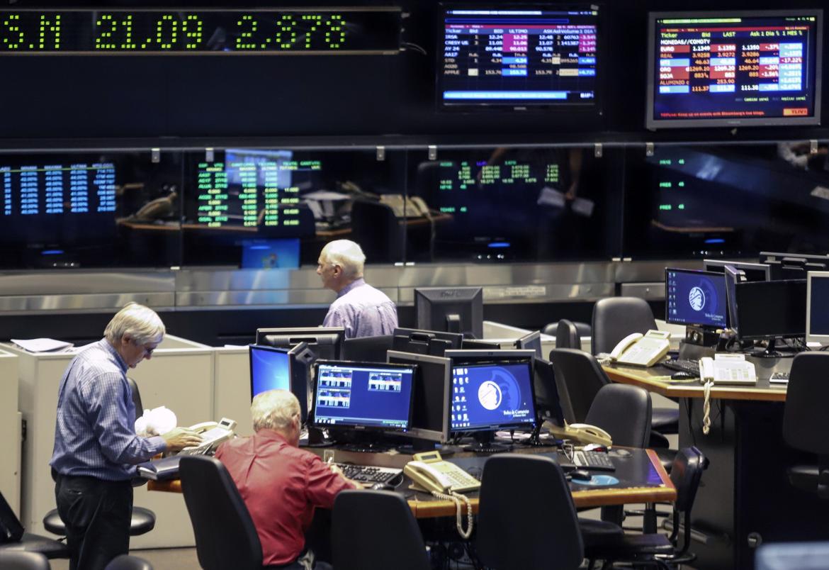 Riesgo país toca su máximo de agosto y ADRs argentinos caen hasta 4,8%