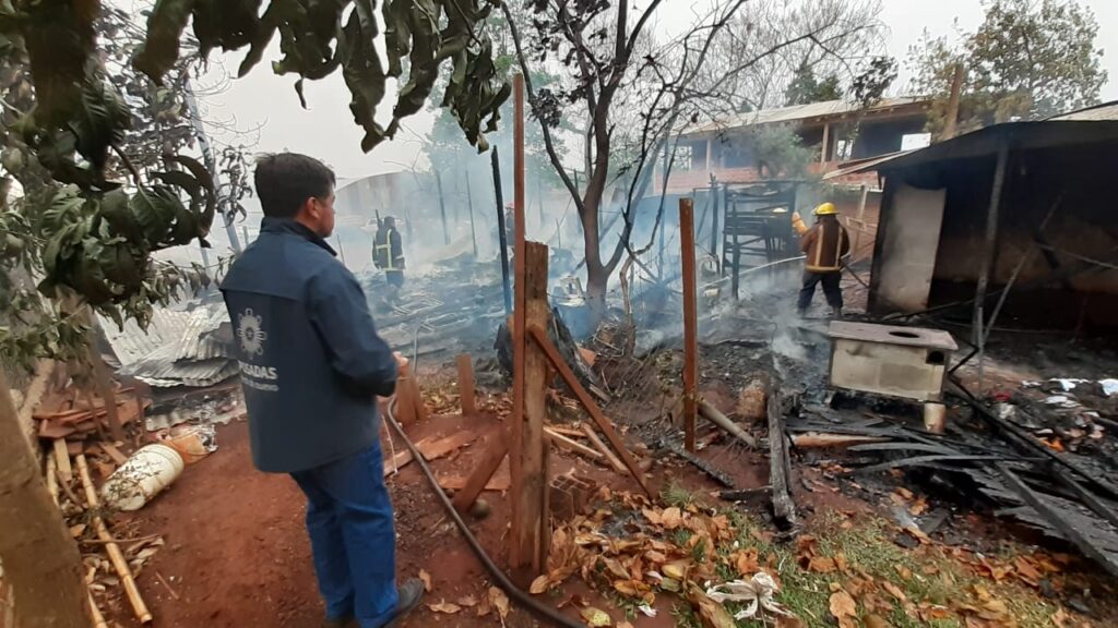 Posadas: asisten a dos familias tras el incendio en el barrio Prosol 1