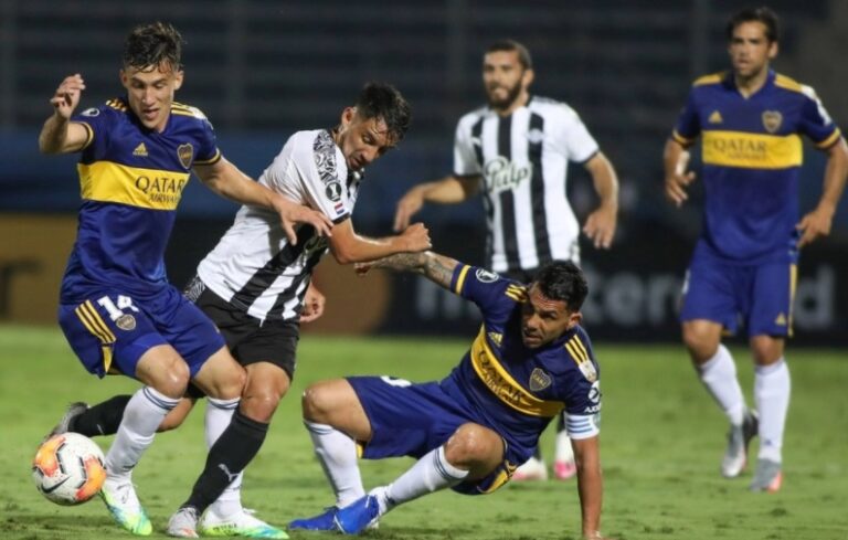 Boca recibe hoy a Libertad en La Bombonera por la Copa Libertadores: hora, TV y formaciones