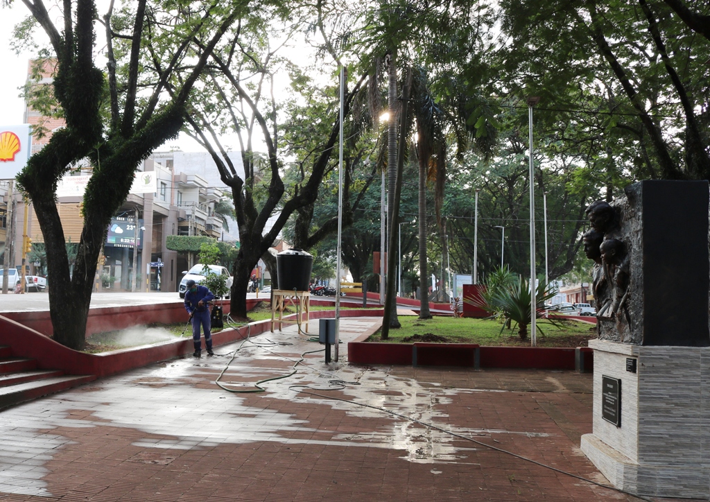 Tareas de desmalezamiento y limpiezas de espacios públicos obereños