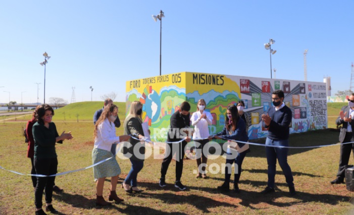 Posadas: inauguraron mural sobre los objetivos del desarrollo sostenible pintado por jóvenes en la costanera
