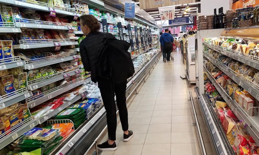 Informe: la inflación de agosto en Argentina fue diez veces mayor al promedio de la región