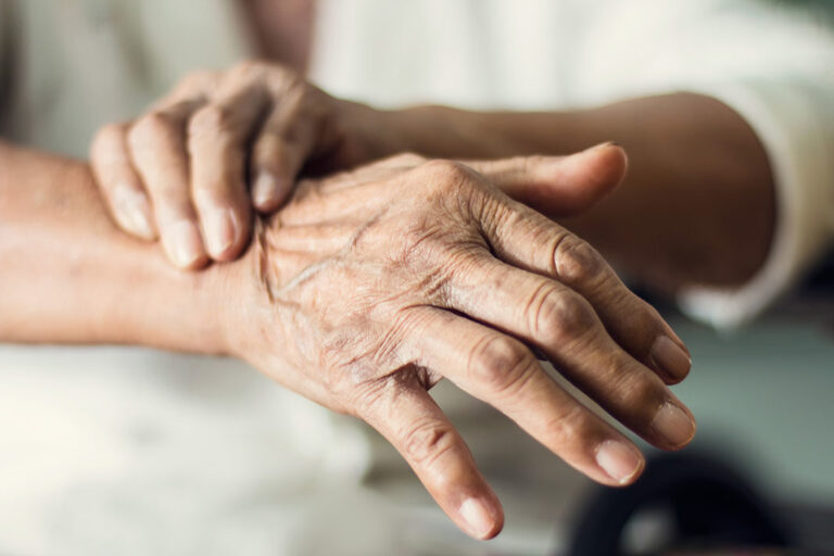Científicos investigan si el COVID-19 desata el Parkinson en algunos pacientes