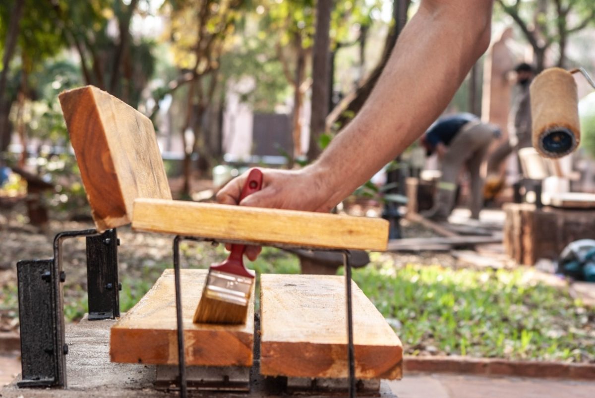 Reparan asientos de la plaza 9 de Julio de Posadas