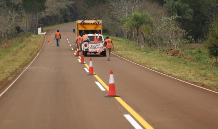 Seguridad en rutas misioneras: Vialidad realiza trabajos de demarcación y colocación de carteles