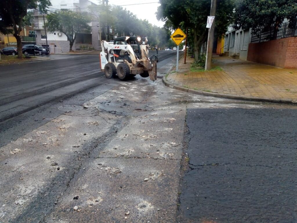 Posadas: realizan trabajos de pavimentación sobre la avenida Roca