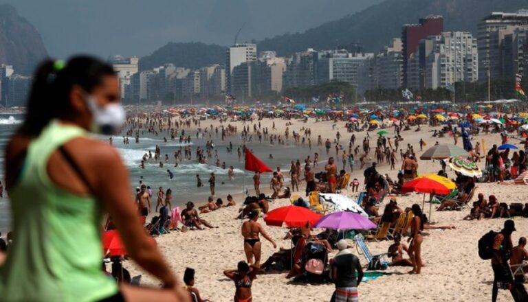 Coronavirus en Brasil: las playas se llenaron este fin de semana pese a la pandemia