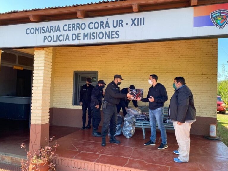 Entregaron uniformes al personal de la Comisaría de Cerro Corá
