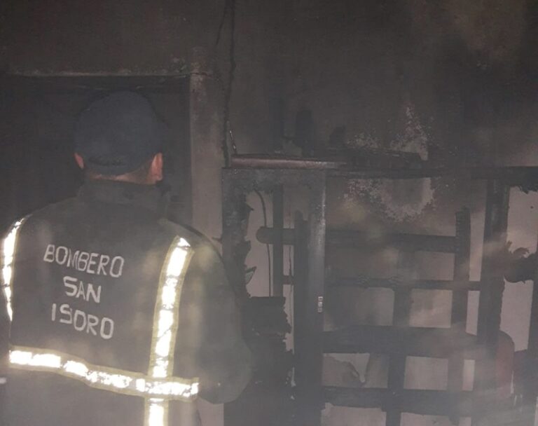 Bomberos sofocaron un incendio en una casa de San Isidro