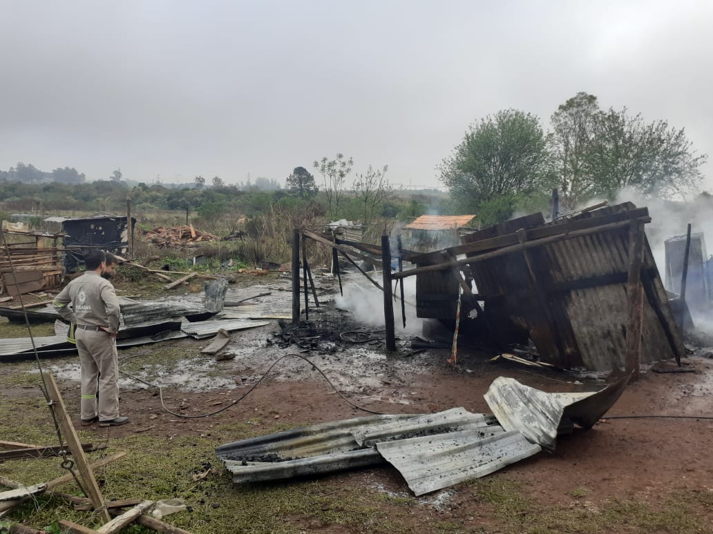 Asistieron a una familia que sufrió un incendio en el barrio Estepa de Posadas