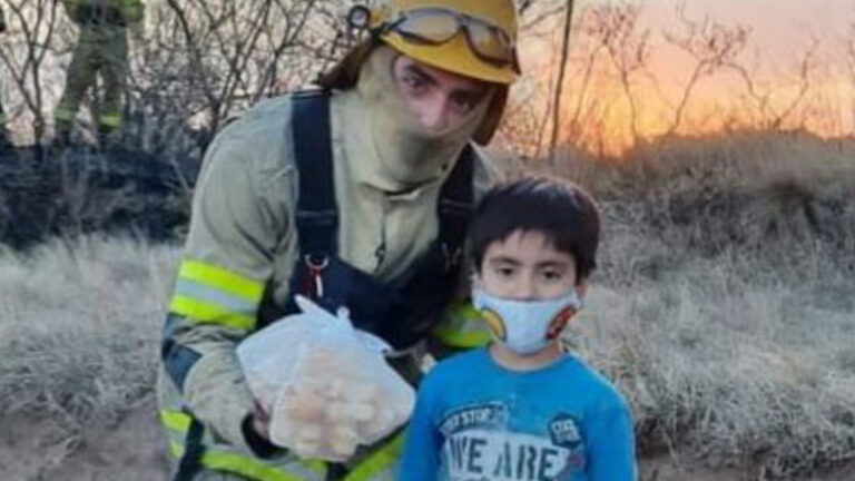 Incendios en Córdoba: niño de 5 años gastó sus ahorros en criollitos para los bomberos