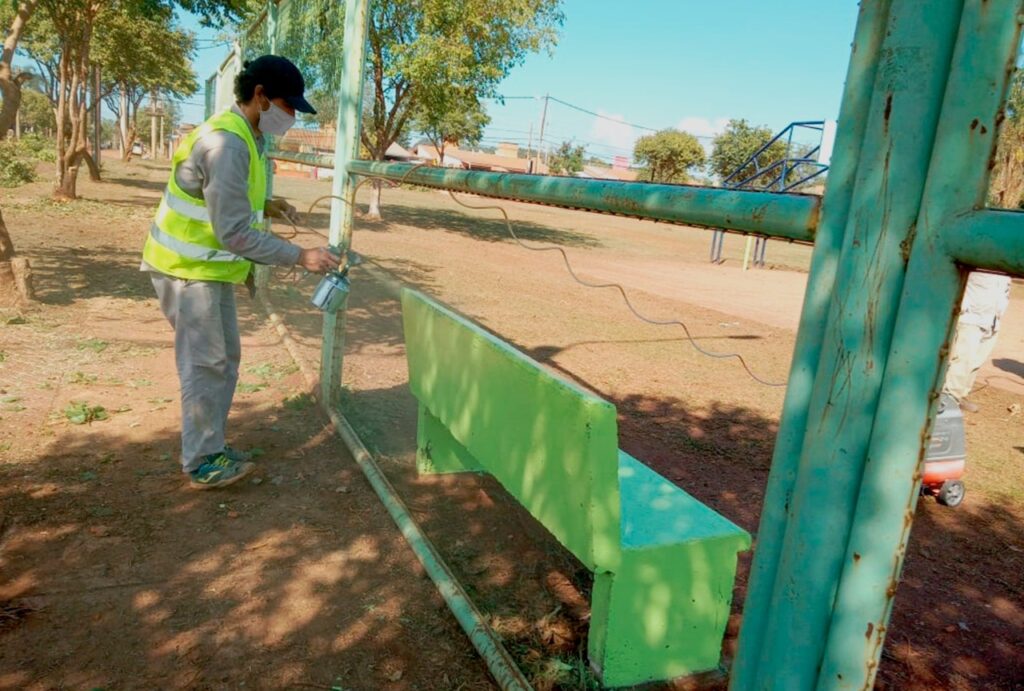 Posadas: repararon y pintaron plazas de Itaembé Miní