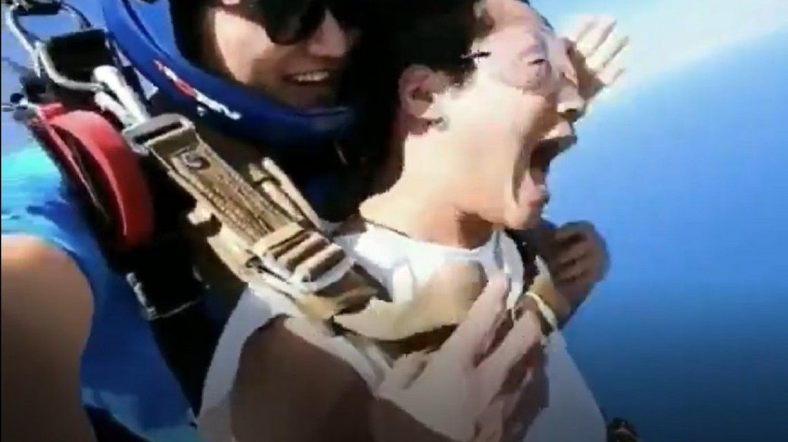 Hizo su salto de bautismo en paracaídas y colapsó: mirá el video