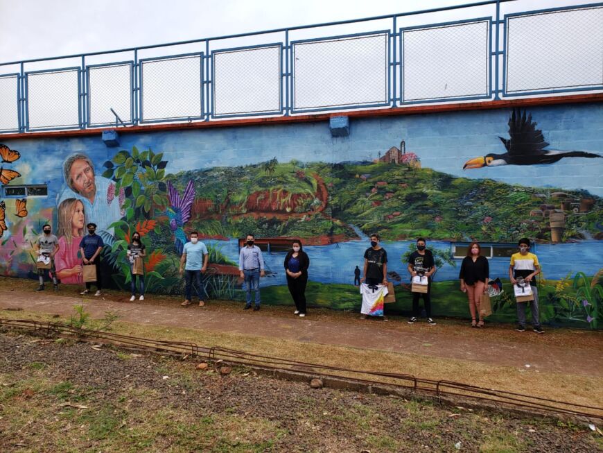 Puerto Piray: jóvenes pintaron un mural en la Villa Olímpica