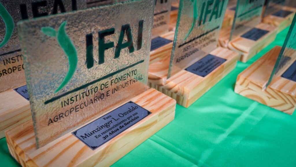 El IFAI celebró su 32° aniversario y distinguió al personal con más de 25 años de servicio