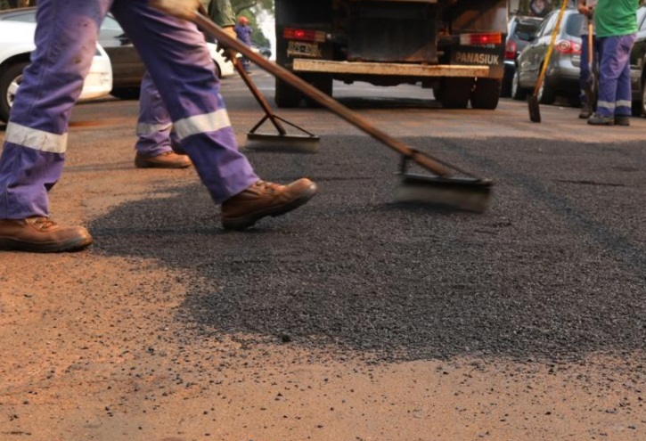 Operarios municipales arreglan calles asfaltadas de Oberá