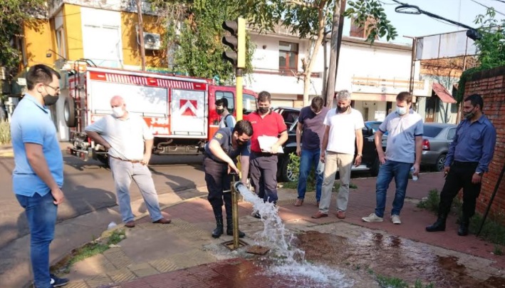 Bomberos de la Policía y el Eprac controlan bocas hidrantes en Posadas