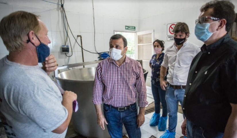 El Gobierno provincial entregó subsidios a cooperativas lecheras y visitó a emprendedores en San Vicente