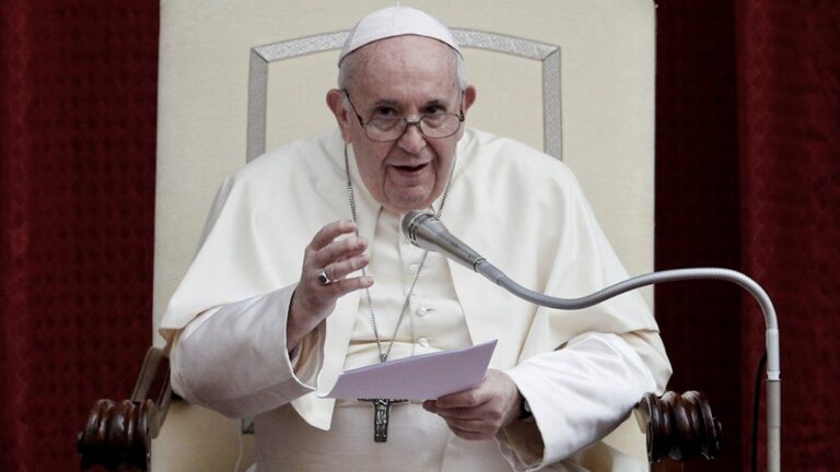 El Papa Francisco pidió al mundo "rehabilitar la política" para la pospandemia