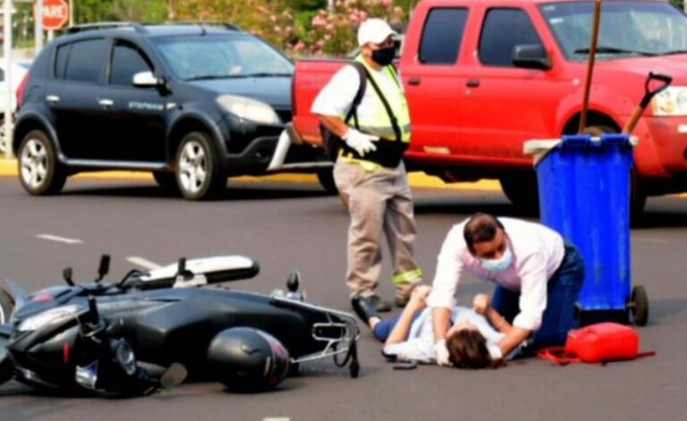El Gobernador asistió a una motociclista herida tras un accidente vial en Posadas