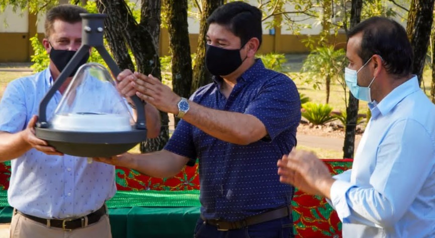 Alem: entregaron lámparas led y semillas a productores de la zona