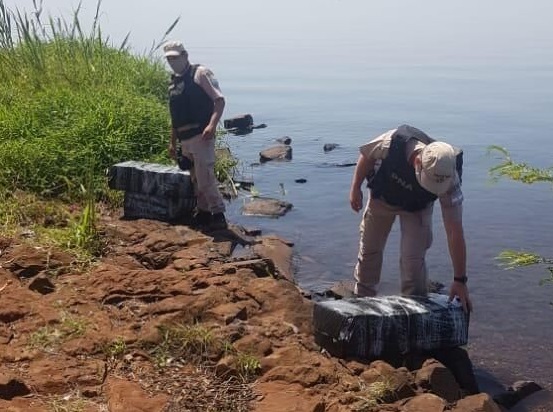Prefectura secuestró más de 145 kilos de marihuana valuados en 12 millones de pesos: dos detenidos 3 6 - Incautacion de marihuana - 5