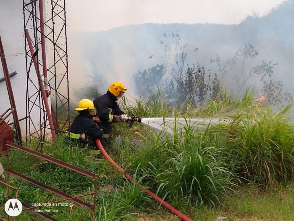 Bomberos Voluntarios lograron sofocar un incendio forestal en Iguazú