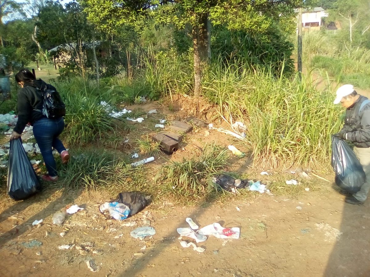 Limpian micro basurales en espacios verdes obereños