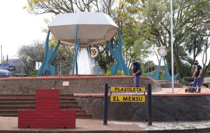 Operarios municipales realizan trabajos de limpieza en plazas de Oberá