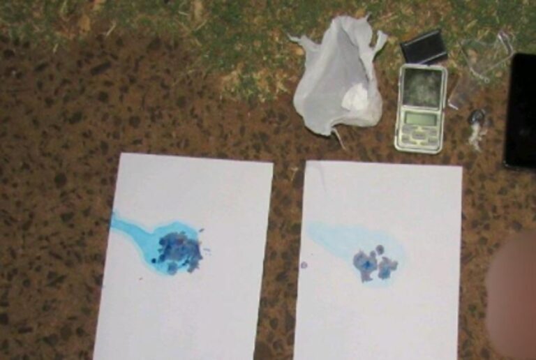 Posadas: arrestaron a una pareja de "dealers" con cocaína, dinero y celulares en su poder
