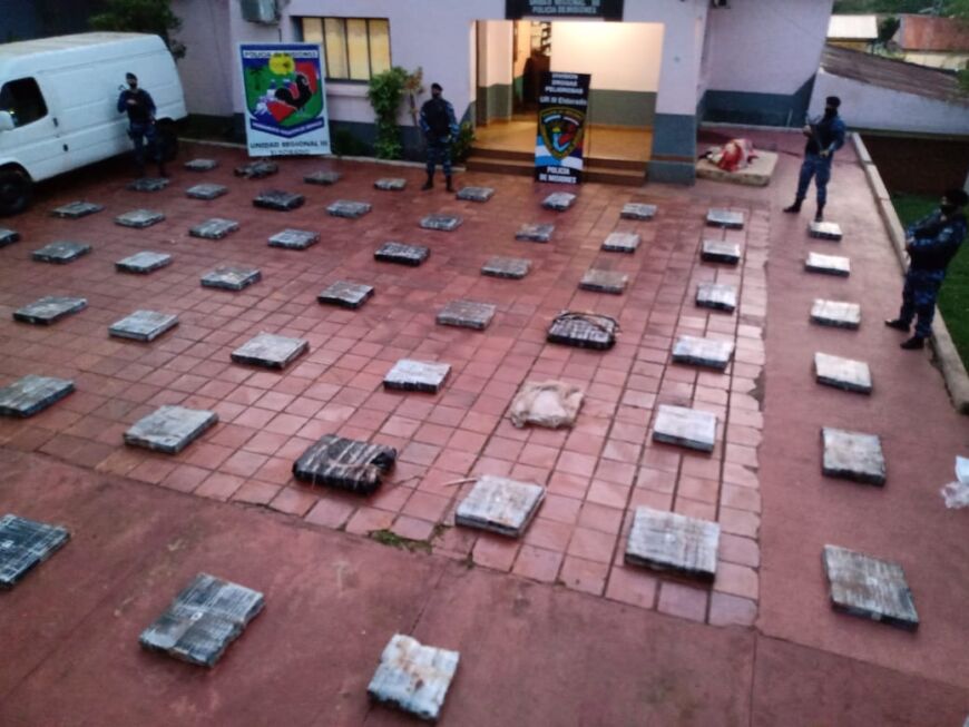 Efectivos policiales secuestraron un vehículo cargado con 61 bultos de marihuana en Colonia Victoria