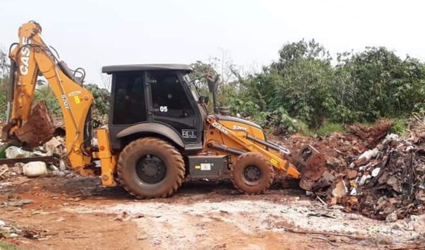 Posadas: operarios municipales erradicaron un minibasural y mejoraron una avenida en barrio Giovinazzo