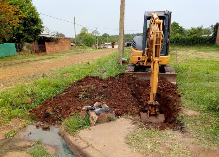 Operarios municipales ejecutan obras para la extensión de red de agua potable en barrios posadeños