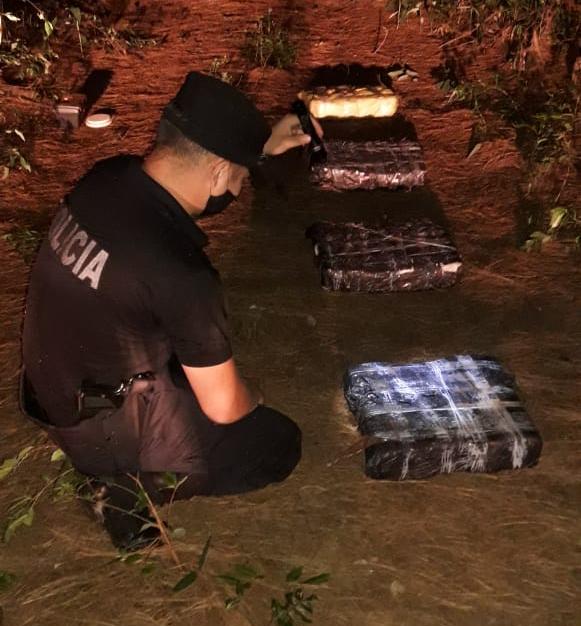 General Urquiza: incautaron más de 90 panes de marihuana, cuyo valor supera los $6 millones 2 4 - Policia con marihuana - 3