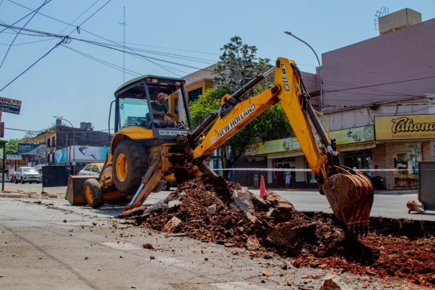 Operarios municipales reparan el badén de las avenidas Trincheras de San José y Uruguay en Posadas