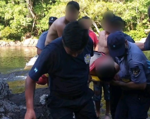 Jardín América: rescataron a dos jóvenes en aguas del Tabay