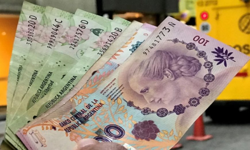 Los salarios cayeron más del 6% en el último año, según informe del Indec