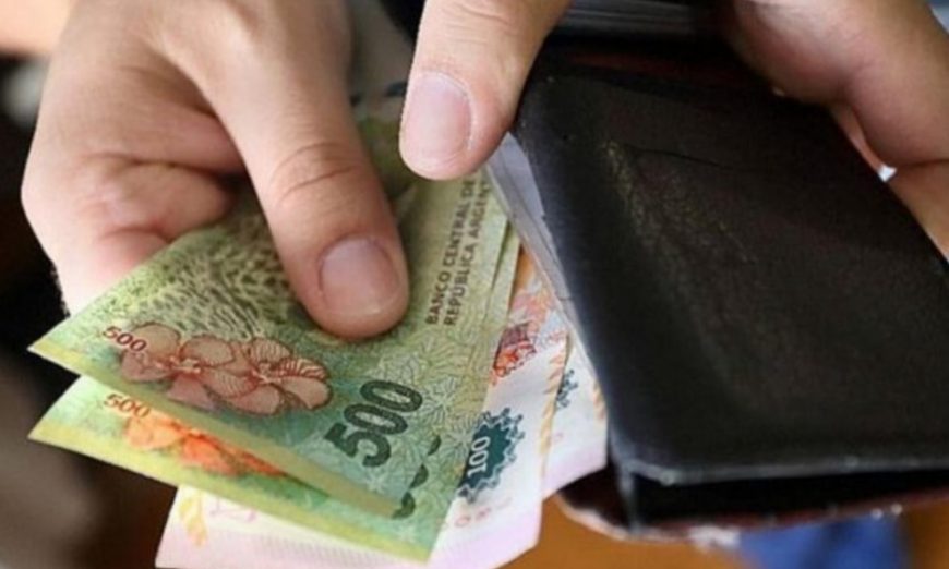 Los salarios aumentaron 1,8% en julio, pero continúan por debajo de la inflación, según Indec