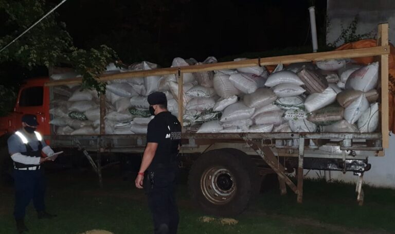 Retuvieron un camión con carga ilegal de soja en El Soberbio