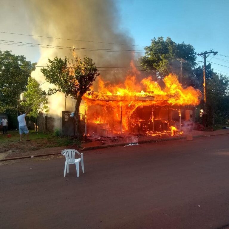 San Vicente: una casa se consumió totalmente por las llamas