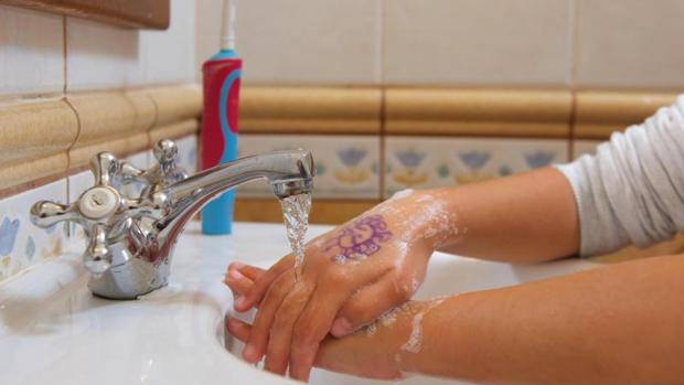 Pandemia: el coronavirus permanece activo en la piel durante 9 horas, según científicos