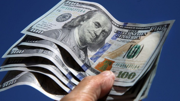 Dólar blue sin techo: subió $11 en una semana y la brecha es del 130%