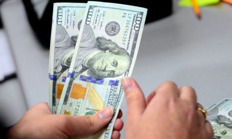 Con apoyo del FMI, el Gobierno apuesta a un nuevo paquete de medidas para frenar al dólar