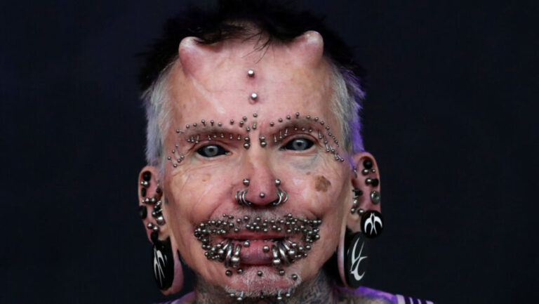 Video: un hombre de 61 años tiene modificaciones corporales, incluidos dos cuernos y más de 450 piercings