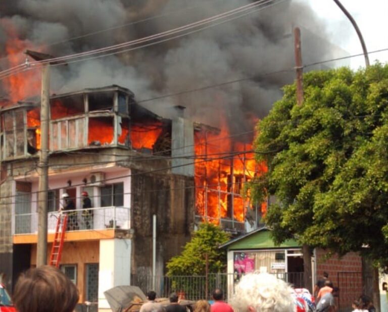 Se incendió un inquilinato sobre avenida Centenario de Posadas