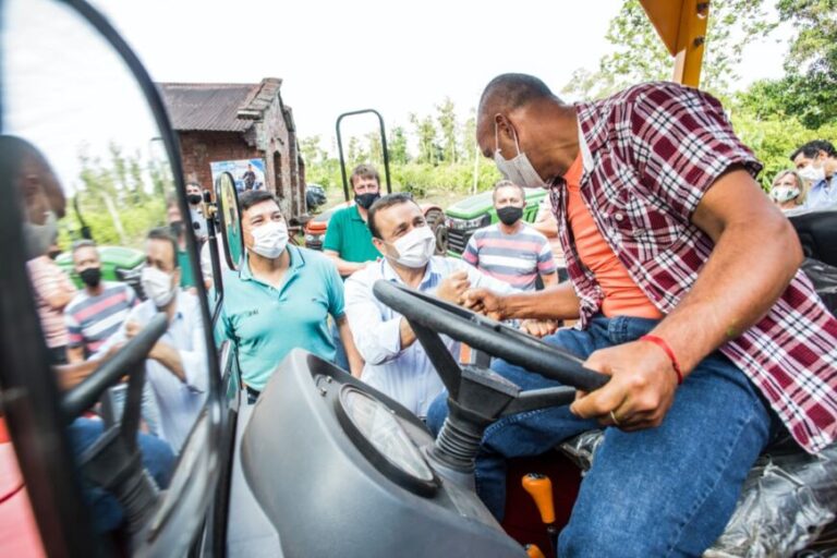 Herrera Ahuad entregó tractores, subsidios y anunció obras en Tres Capones