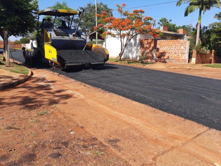 Operarios municipales continúan con los trabajos de asfaltado en diferentes sectores de Posadas