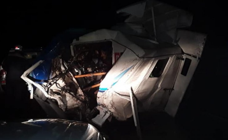 Tragedia en Corrientes: dos muertos tras choque entre un camión y un colectivo sobre la ruta 118