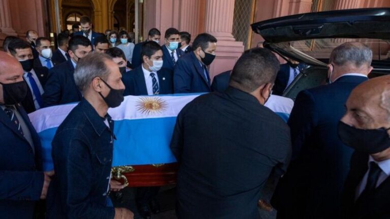 Partió el cortejo fúnebre con los restos de Diego Maradona al cementerio