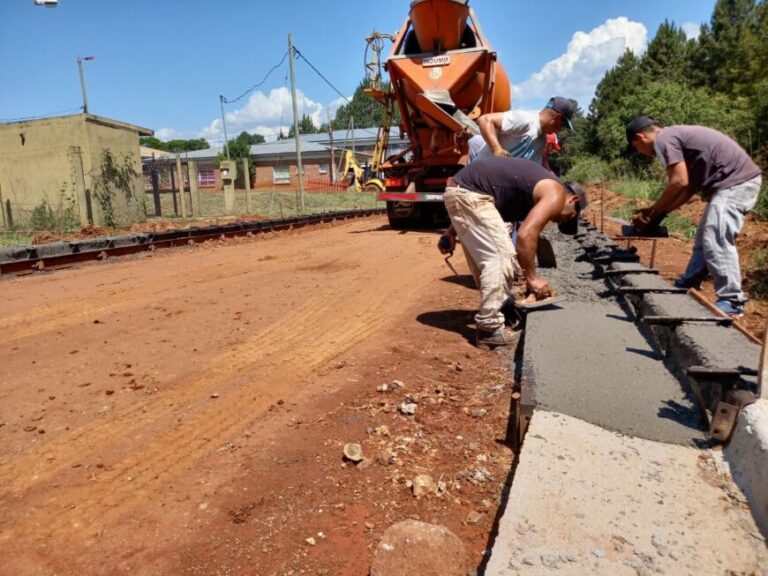 Construyen cordón cuneta y empedrado en San Ignacio